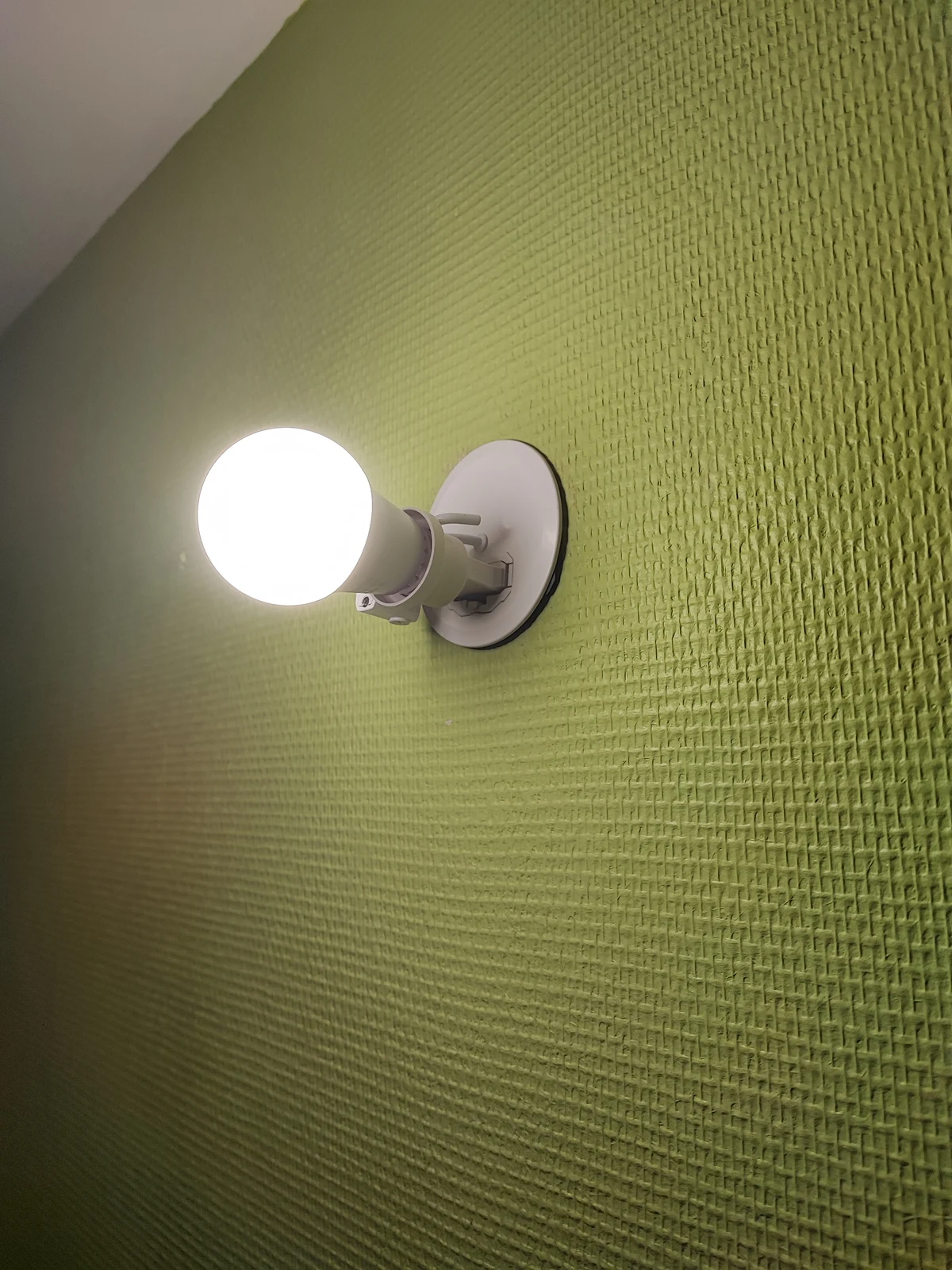 Point lumineux sur mur vert après intervention
