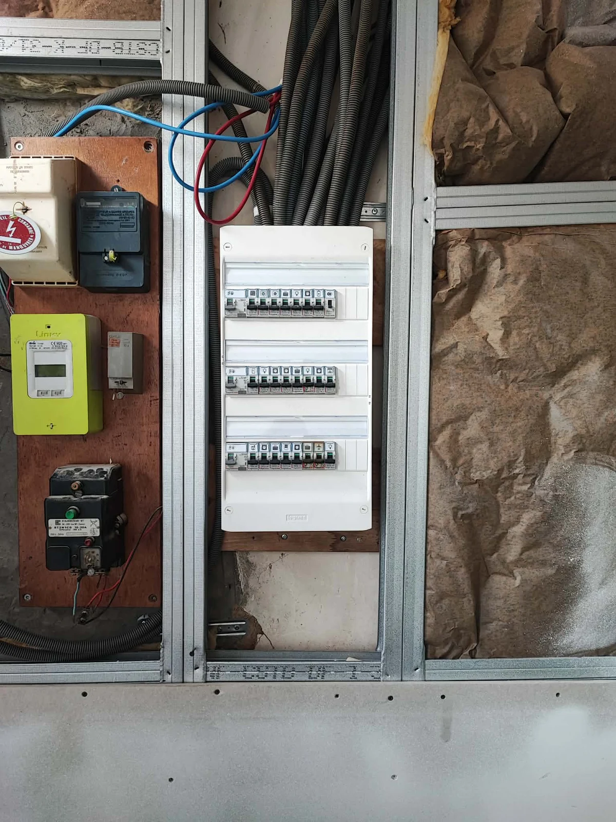 Tableau électrique à trois rangées après les travaux