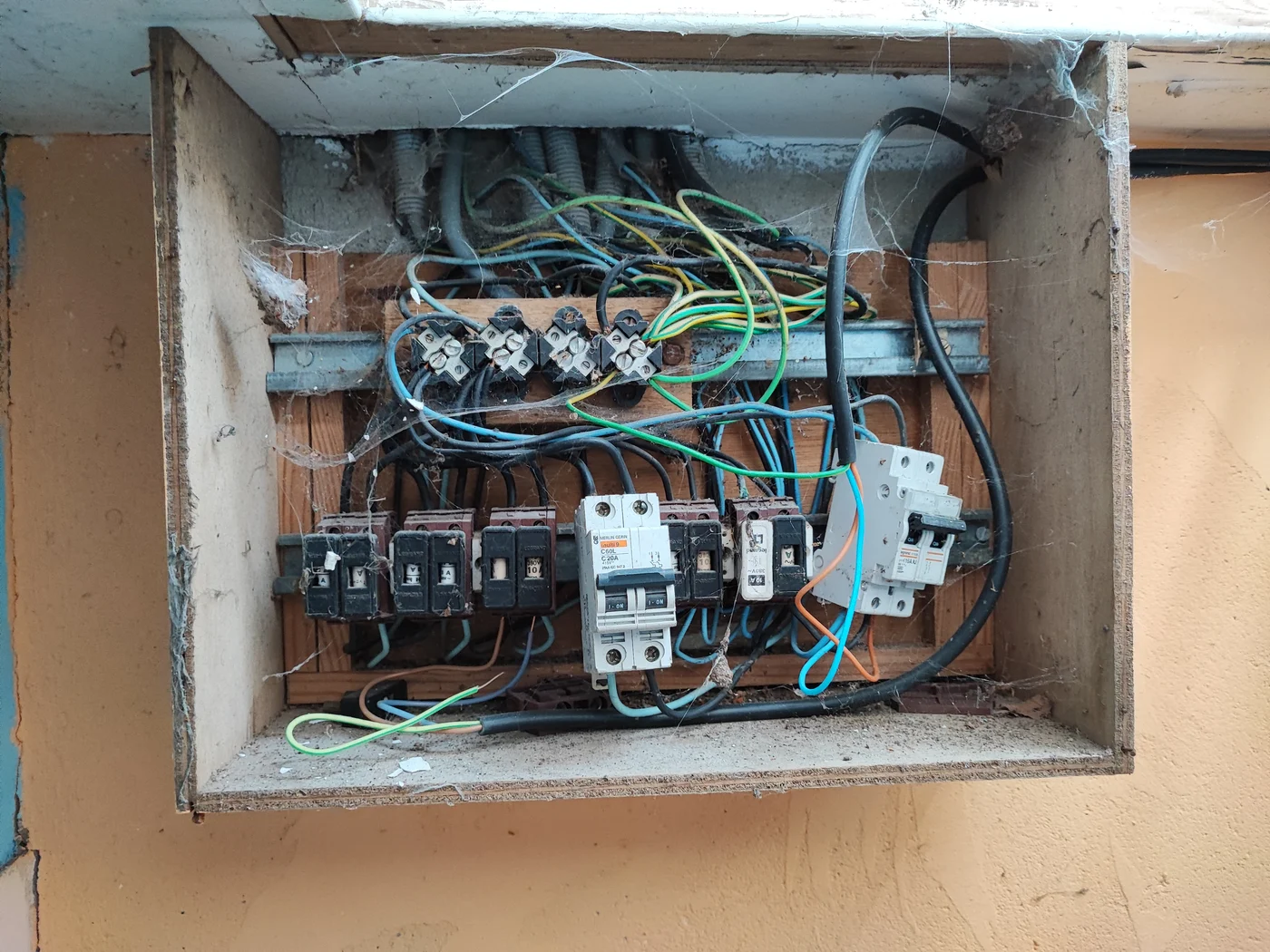 Tableau électrique une rangée avant intervention